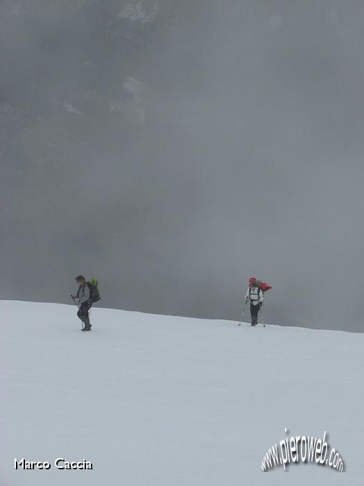 03_Silvia e Claudia tra neve e nebbia.JPG